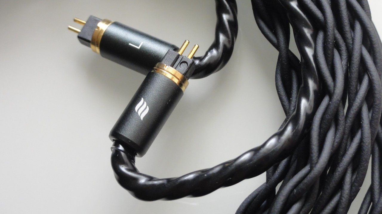 Conector 2-pin padrão (standard) macho utilizado em cabos de fones de ouvido in-ear monitor (IEMs).