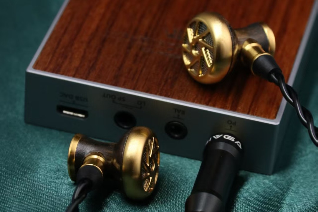 Earbud SIVGA M300 conectado a um DAP.