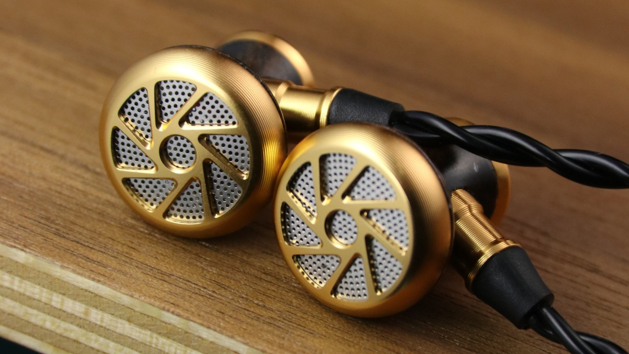 Earbud SIVGA M300 visto de perto.