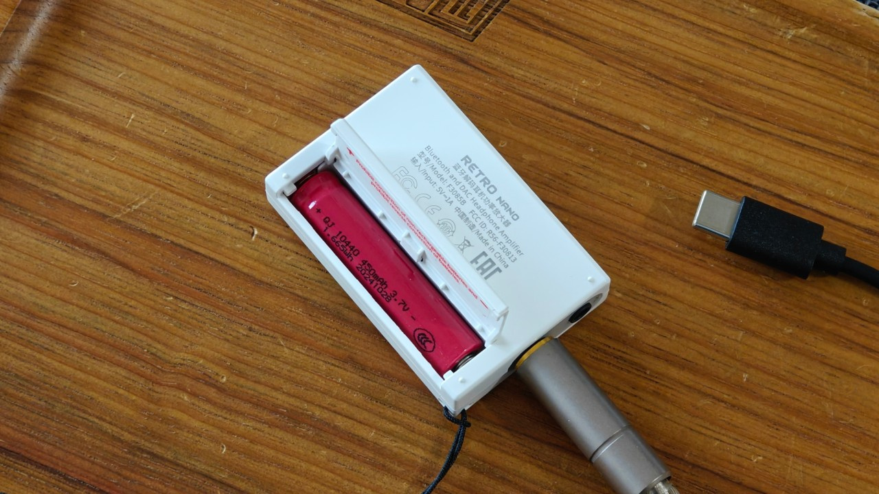 Bateria removível do DAC e amplificador SnowSky Retro Nano.